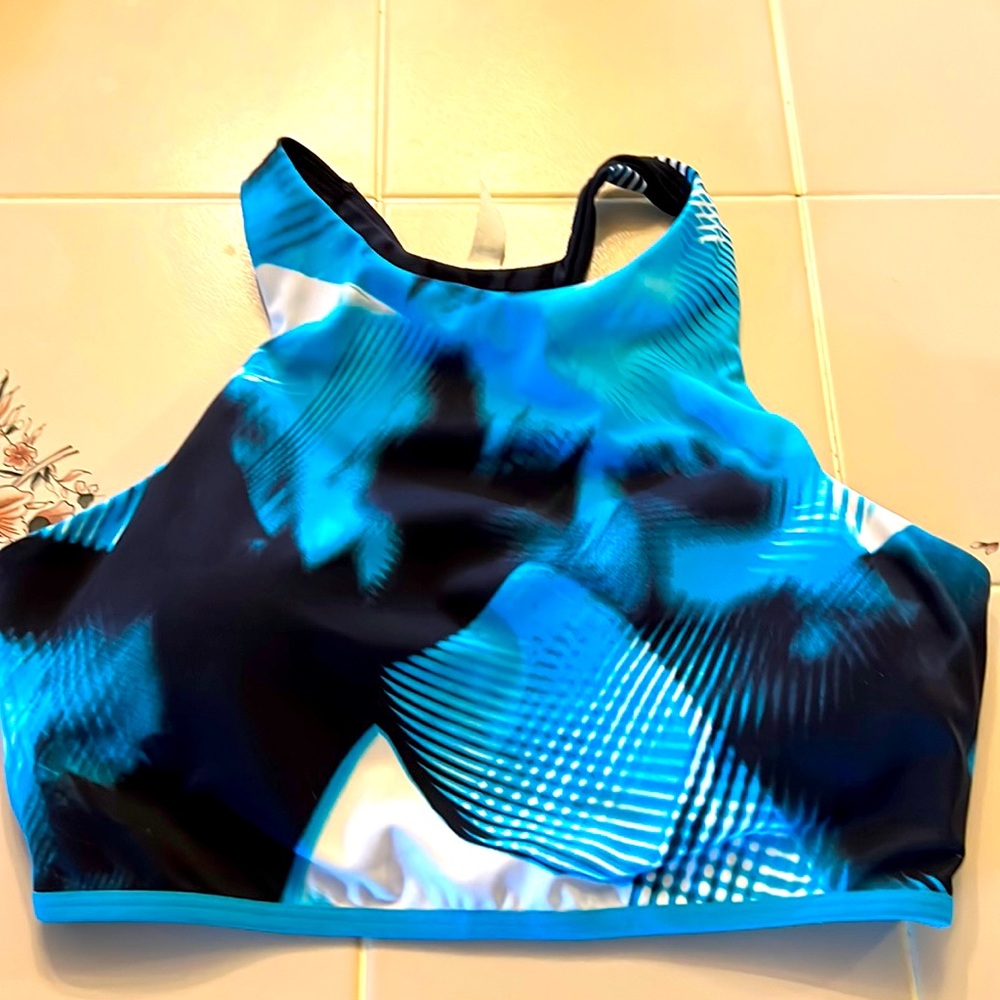 Under Armour Fitted Coupe Large Swim Top